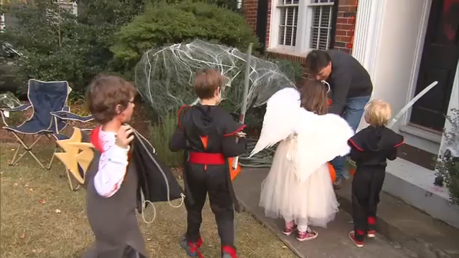 Chicago-area Halloween events: Costumed trick-or-treaters celebrate holiday across city and suburbs, including Aurora, Naperville [Video]