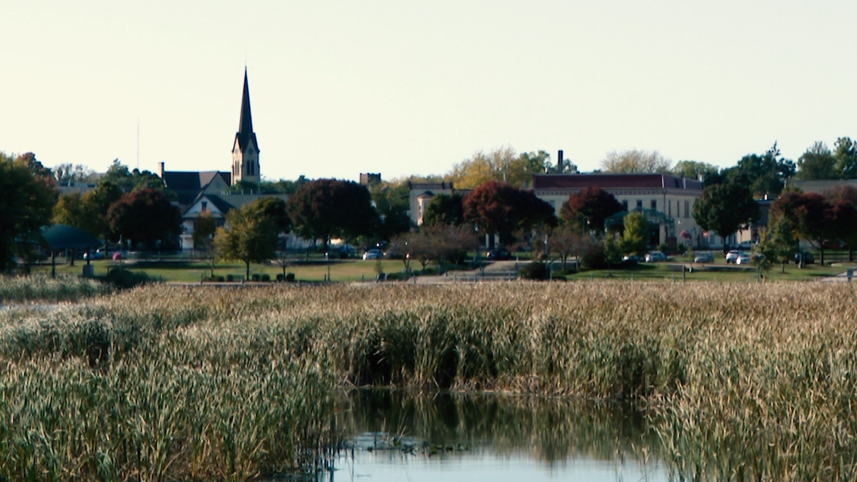 Small city in battleground Wisconsin managing wave of migrants [Video]