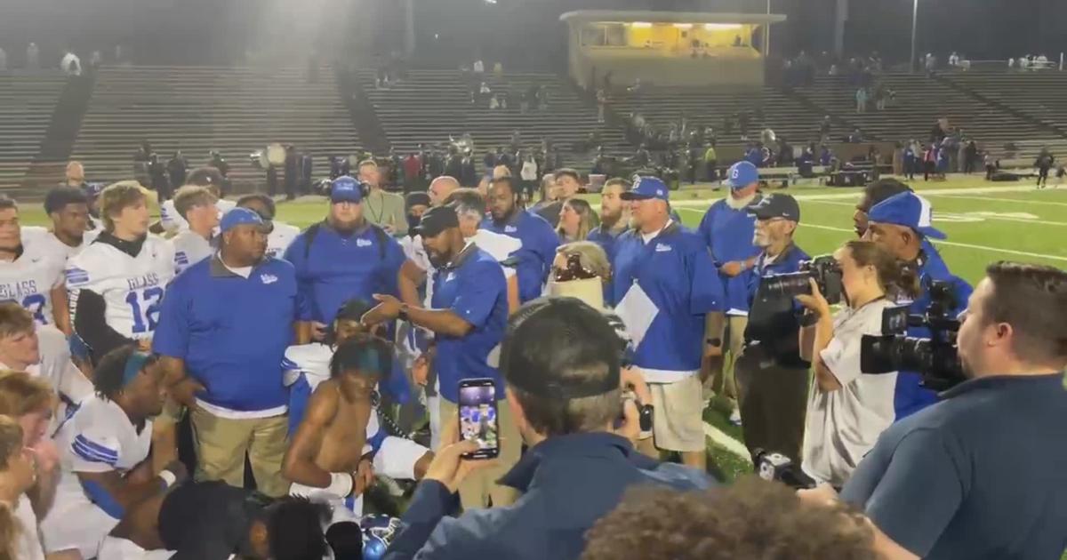 E.C. Glass coach Jamar Lovelace talks to his team after their 17-13 win over Heritage [Video]