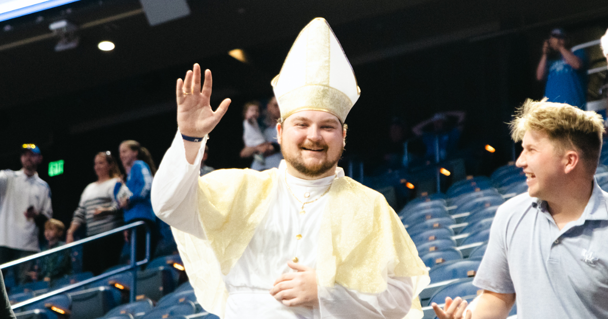 Kentucky fan in pope hat spotted at Arkansas-TCU exhibition game [Video]