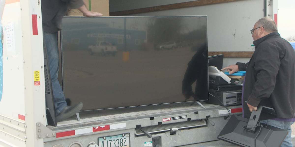 The Sergeant Bluff community dropped off their old electronics for recycling to protect the environment [Video]