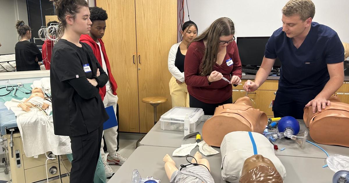 Free workshop introduces JCPS students to careers in medicine | Education [Video]