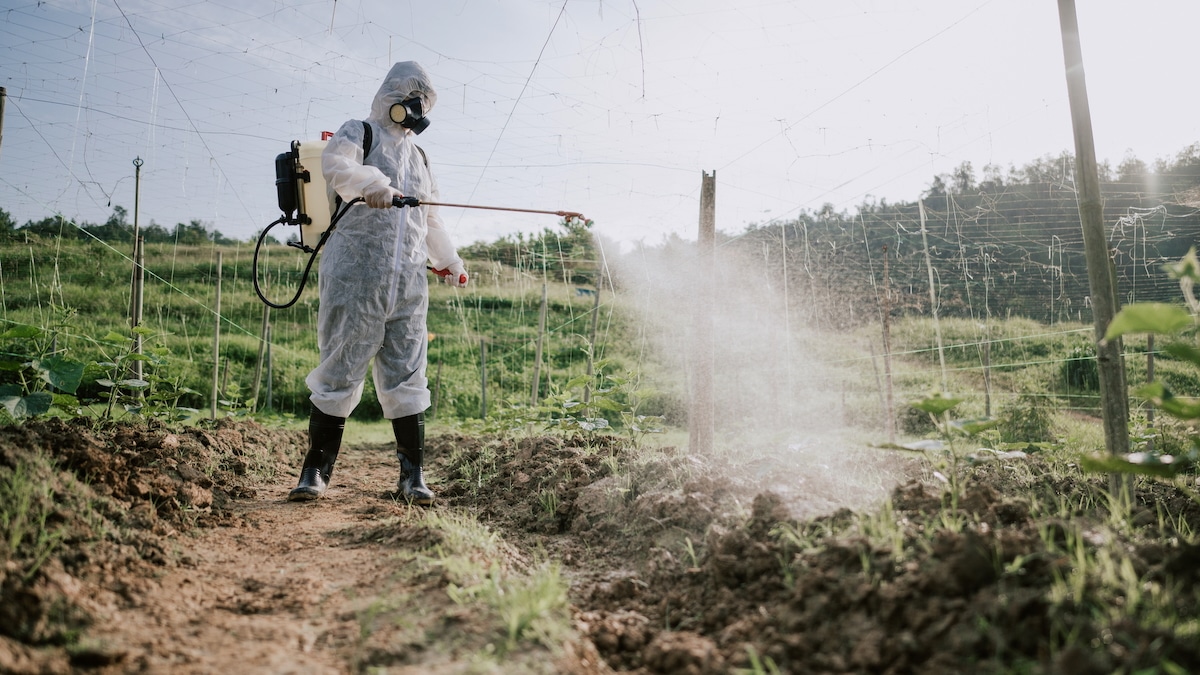 U.S. Senators Urge EPA to Ban Pesticide Linked to Parkinsons [Video]