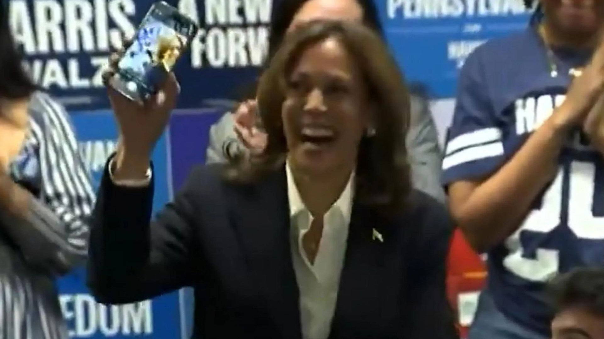 Kamala Harris accused of staging phone call to voter as she turns round mobile to reveal CAMERA in election gaffe [Video]