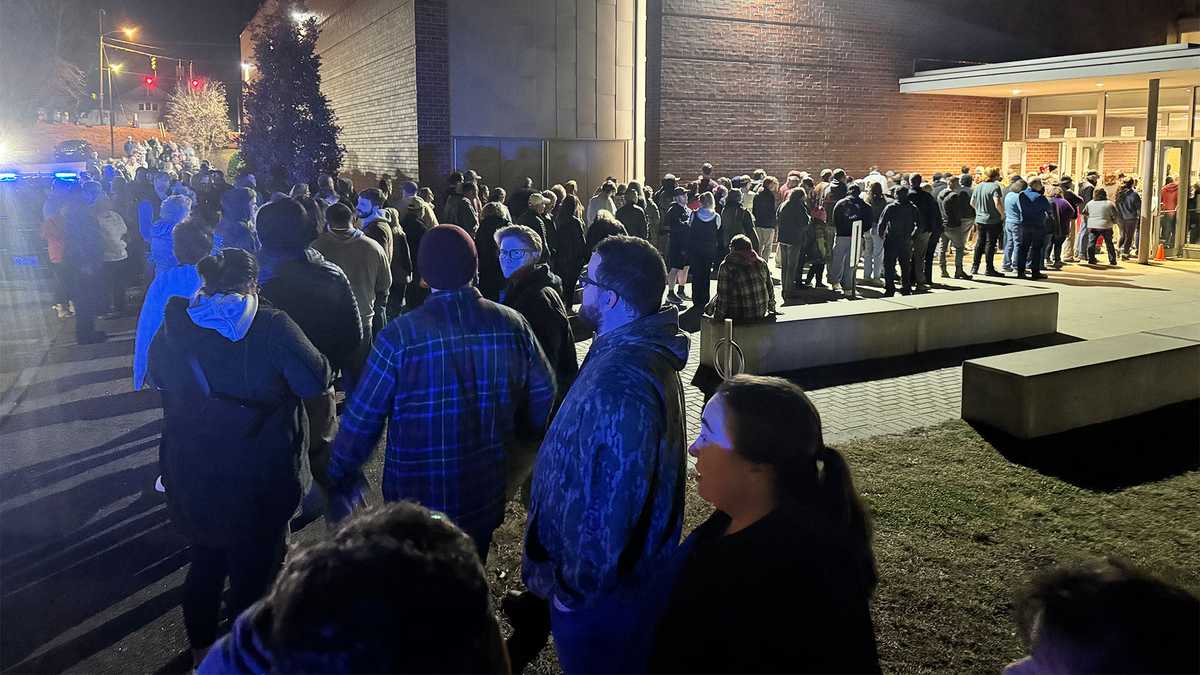 Maine polling places see long lines shortly before closing time [Video]