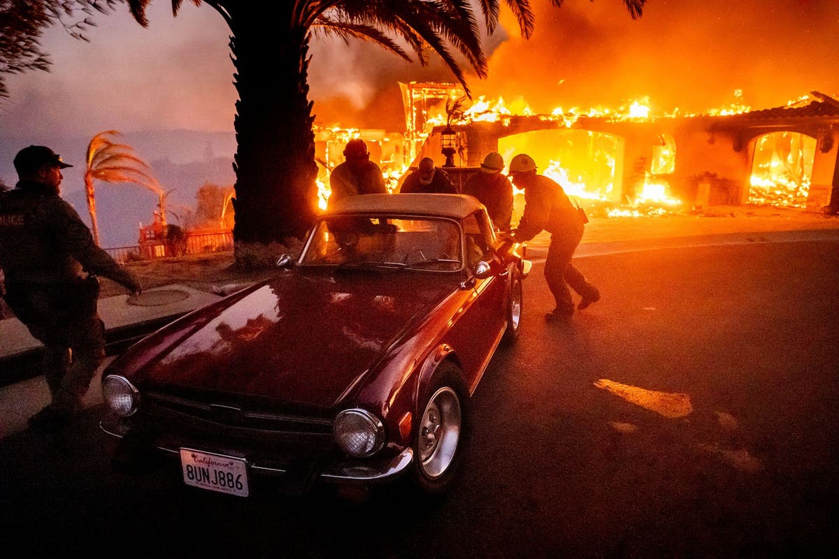 California wildfires force thousands to evacuate as homes go up in flames [Video]