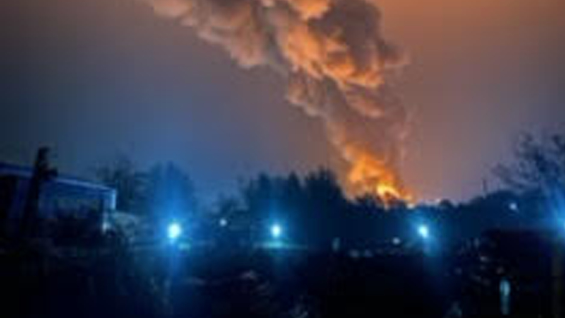 Huge fire breaks out sending massive plumes of black smoke into the air as residents told stay AWAY [Video]