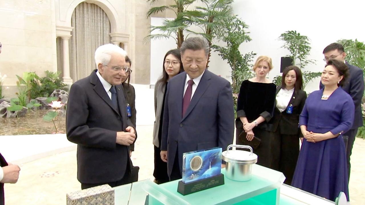 Xi presents gifts containing lunar soil to Italian president [Video]