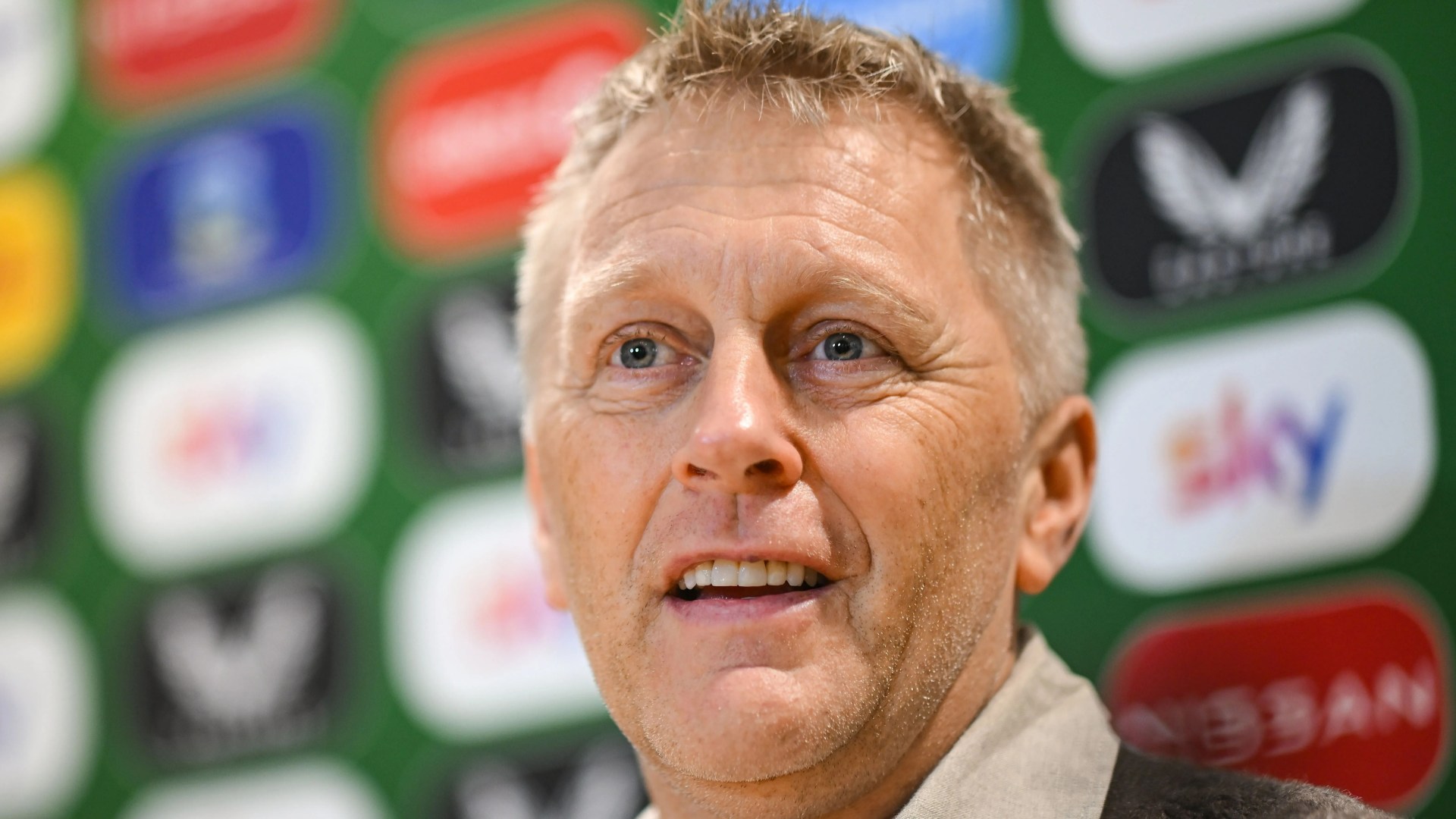 ‘Proper order’ – Heimir Hallgrimsson opens Ireland press conference with classy touch to Damien Duff [Video]