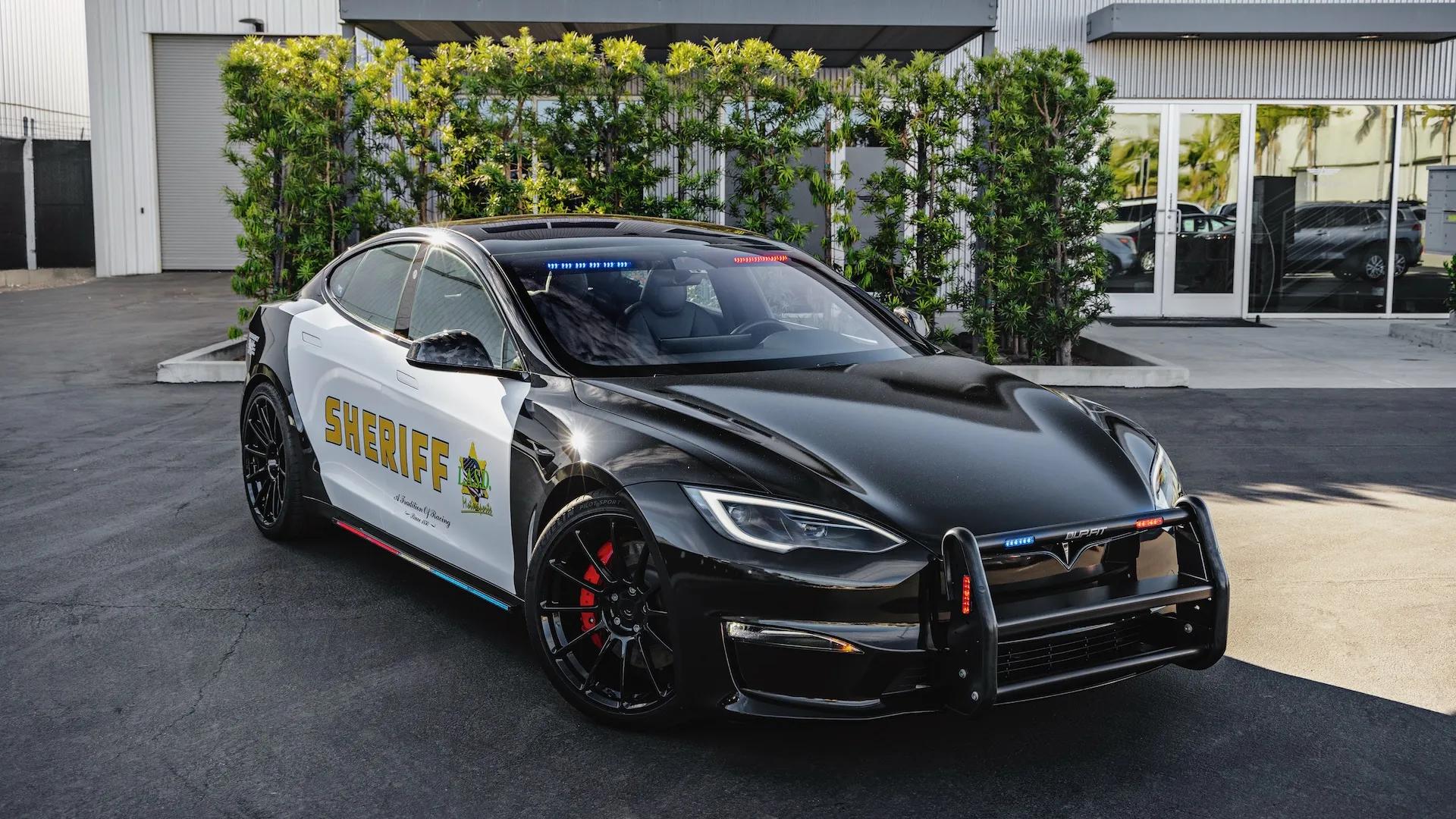 Tesla Model S Plaid revealed in police spec [Video]