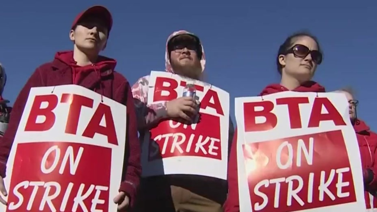 Teachers in 3 North Shore communities vote to go on strike – Boston News, Weather, Sports [Video]