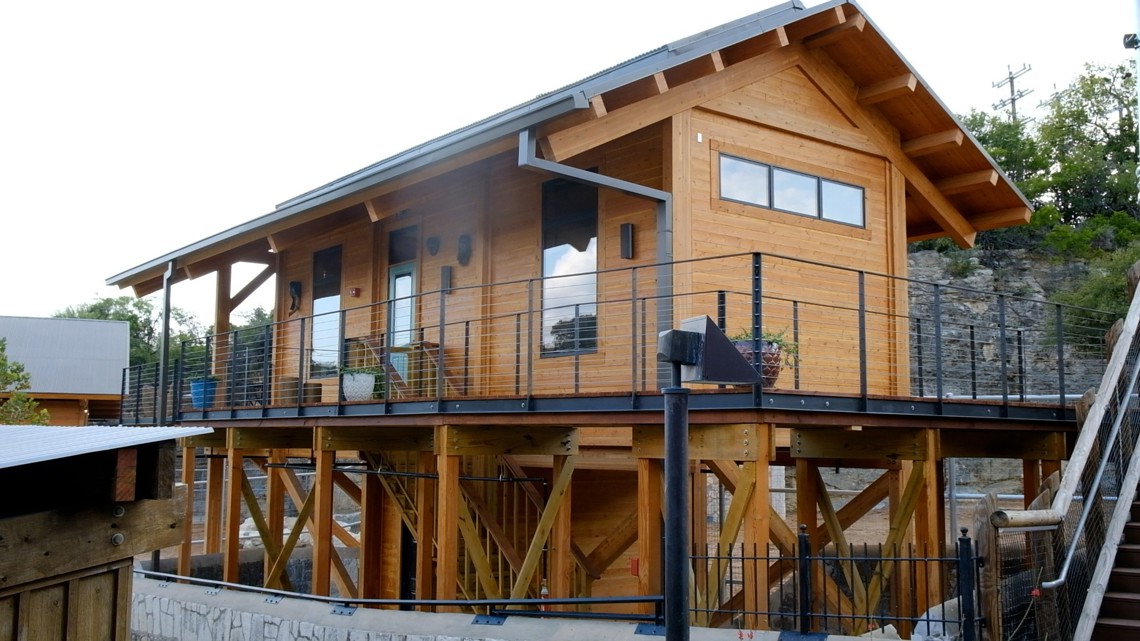 San Antonio Zoo lodge allows guest to sleep among the animals [Video]