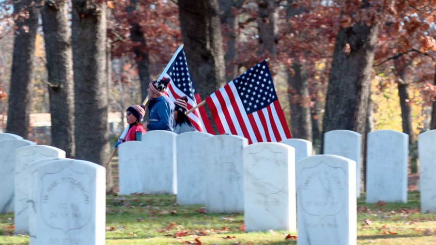 Hundreds run, walk, roll to honor veterans [Video]