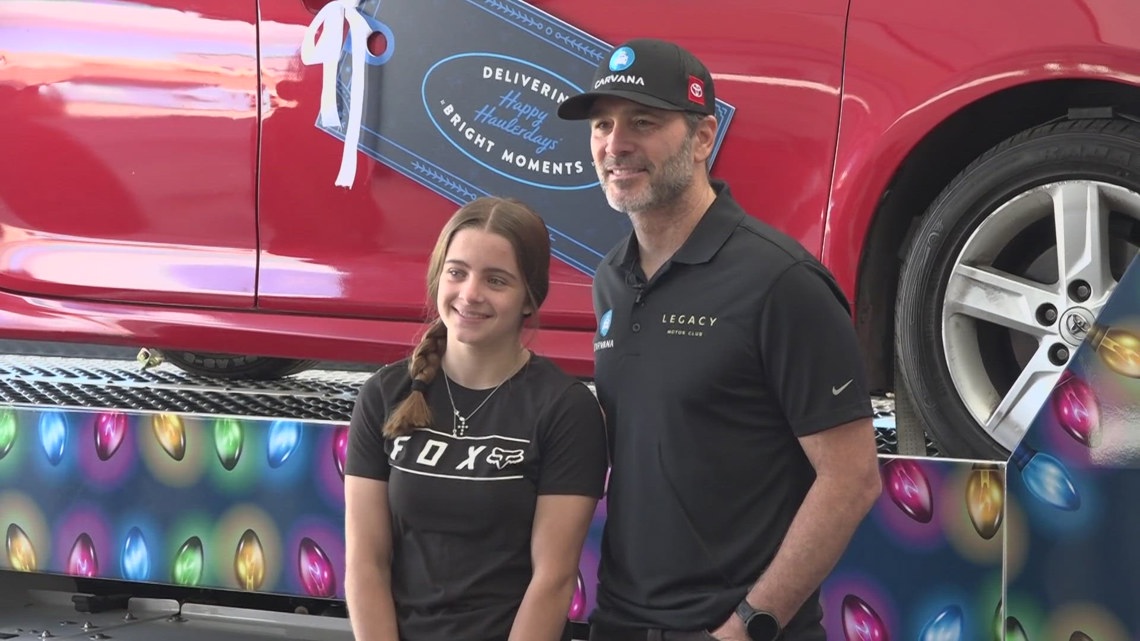 NASCAR racer visits Valley high school [Video]