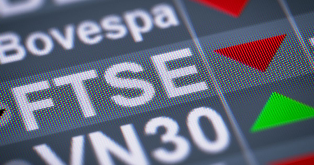 FTSE 100 opens down; Vodafone declines on lower dividend but BAE moves higher - Market Report [Video]