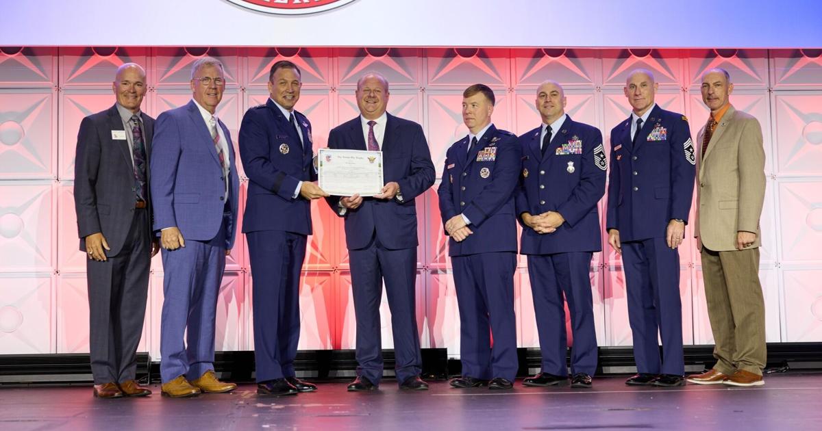 Tampa Bay Defense Alliance and Airlift/Tanker Association Present Tampa Bay Trophy to Mark Kern from Scott Air Force Base, Illinois | PR Newswire [Video]