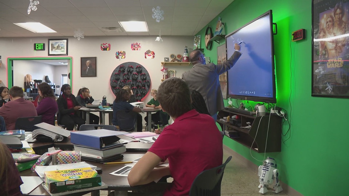 Middle school teacher is at the forefront of integrating artificial intelligence in the classroom [Video]