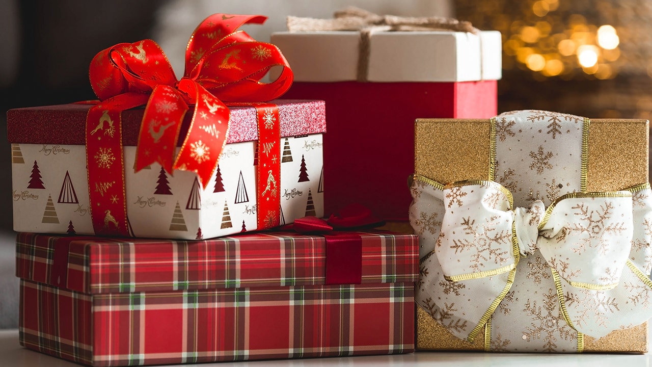 Holiday gift-buying: tips to avoid breaking the bank [Video]