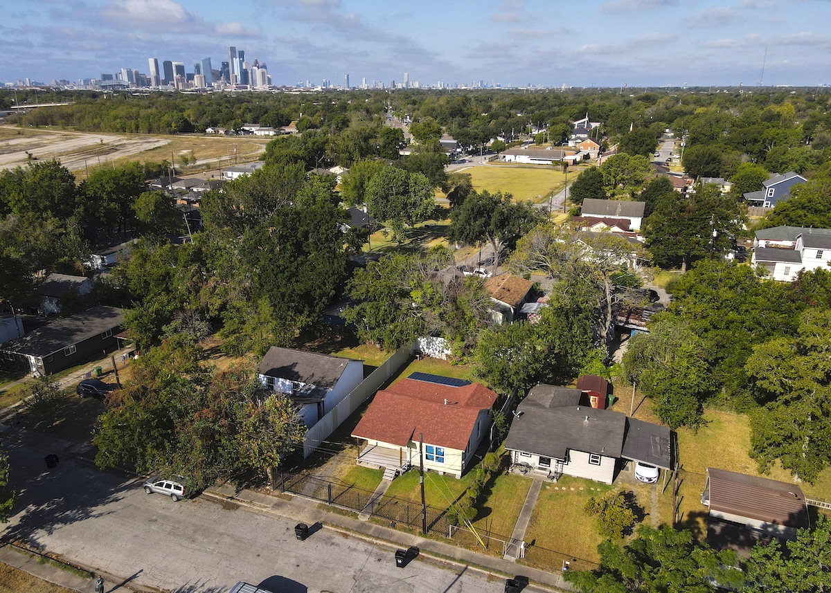 Soil Samples Reveal High Lead Levels in Houston’s Greater Fifth Ward Neighborhood [Video]