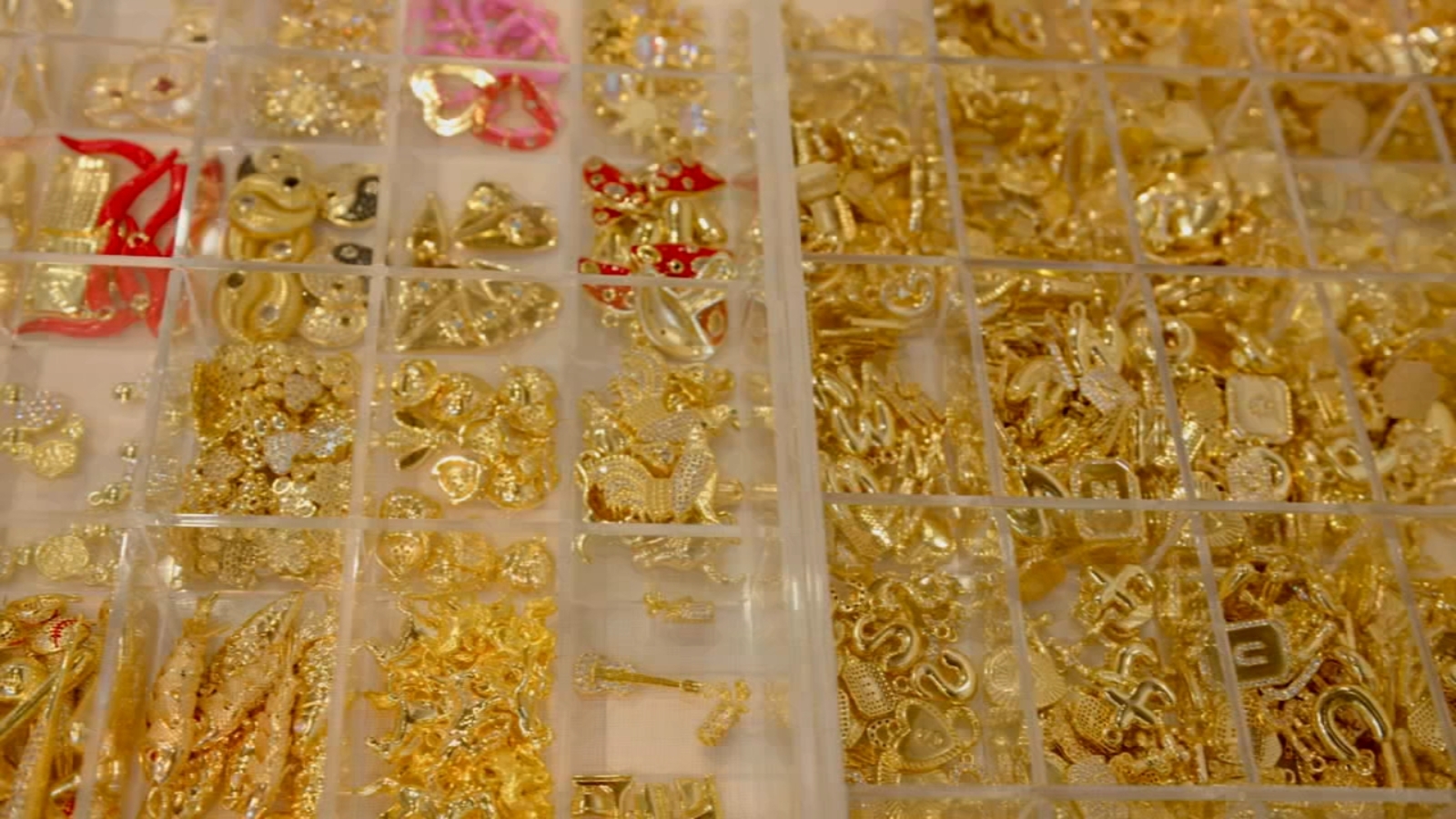 Small business Lucky Goldie offers unique pieces of jewelry to the Bay Area at their new pop-up charm bar this holiday season [Video]