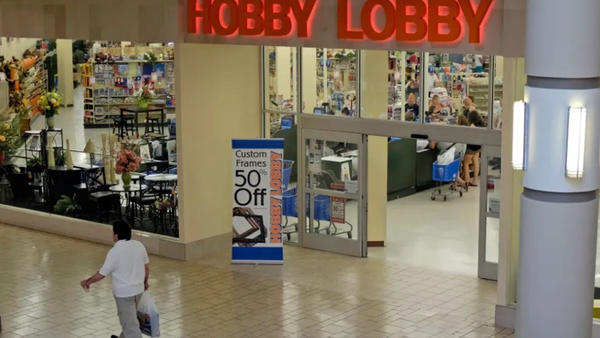 Hobby Lobby confirms 1,000 locations will close down for entire day as shoppers warned to plan ahead for the holidays [Video]