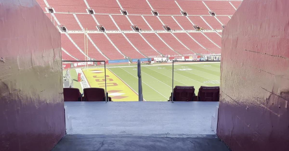 Entering L.A. Coliseum ahead of Nebraska vs. USC [Video]