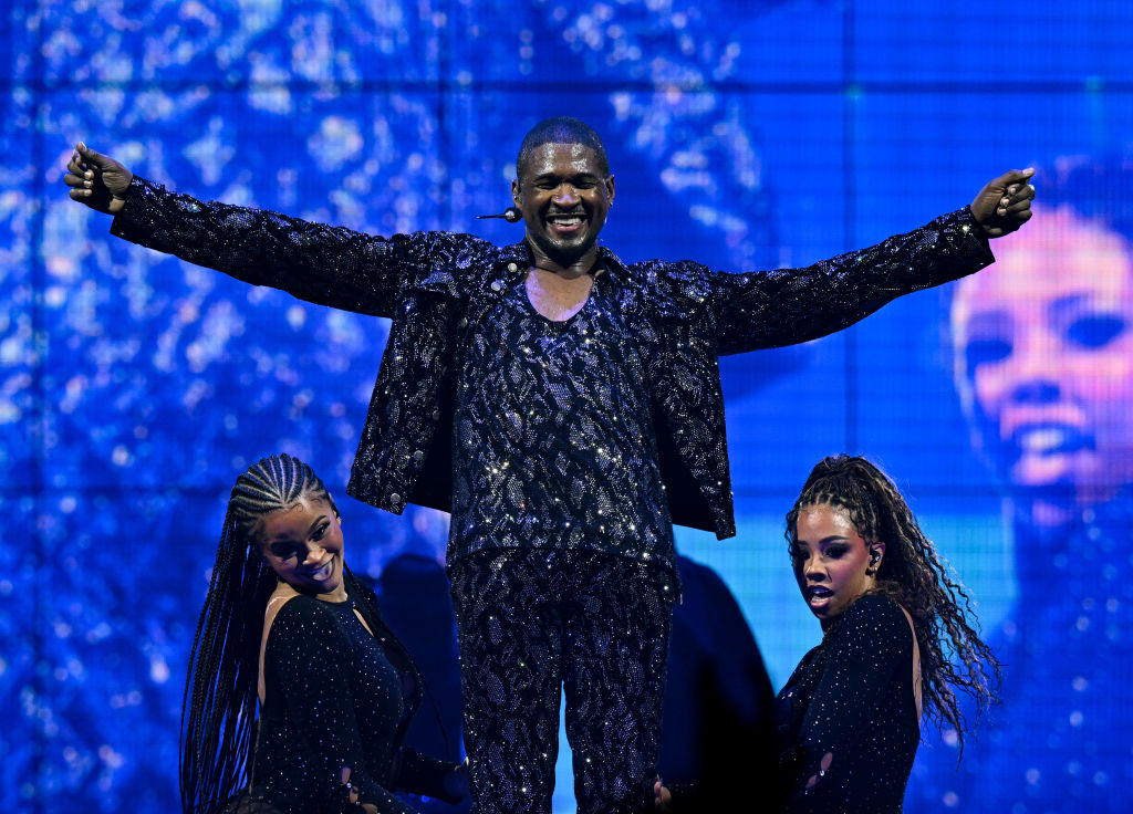 Usher And Chris Tucker Share Hilarious Moment During Show [Video]