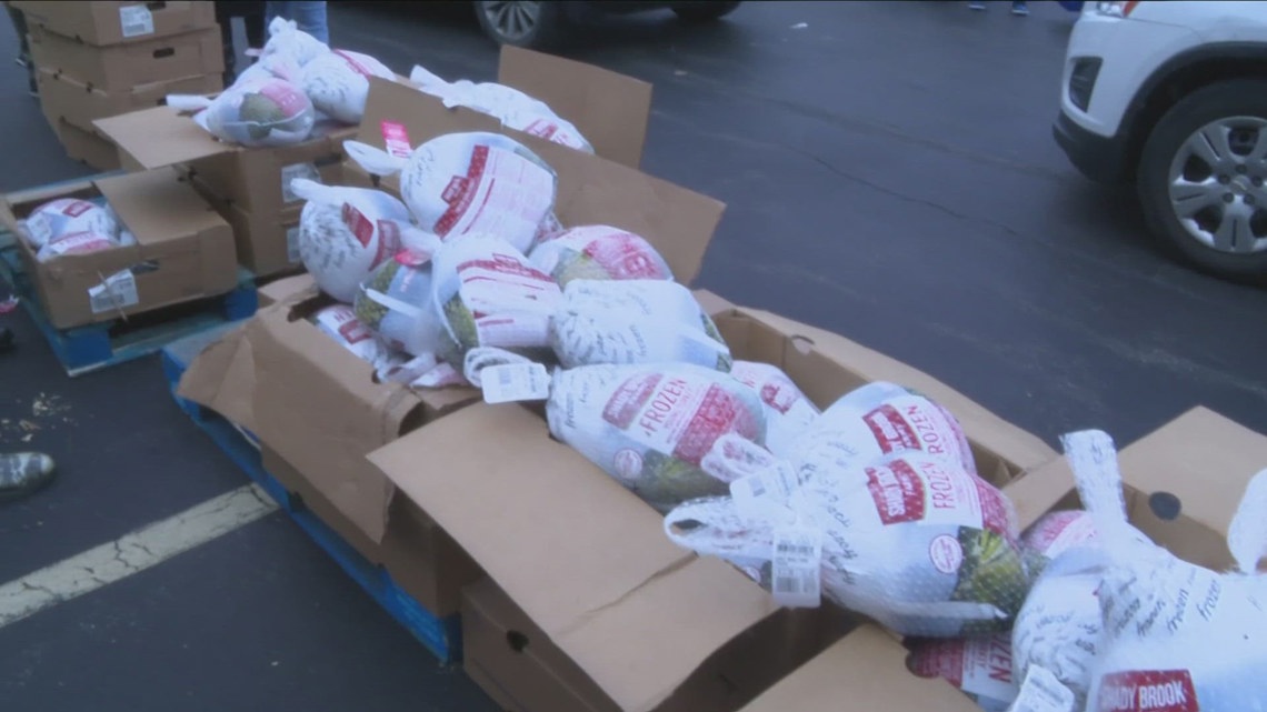 Thanksgiving turkey giveaway provides smiles in Buffalo neighborhood [Video]