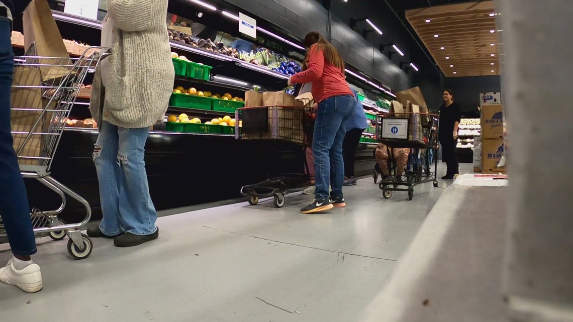 Greater Cleveland Food Bank Community Resource Center helping out [Video]