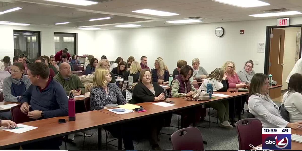 Public asks for censure of De Pere school board member [Video]