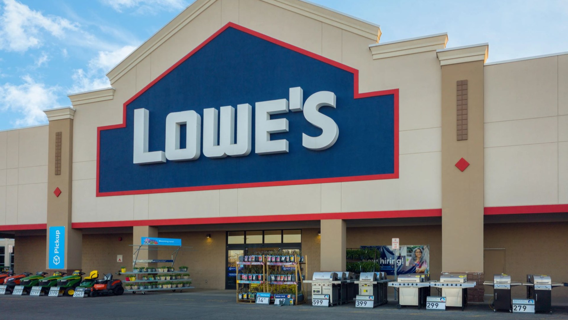 Lowes shopper abandons cart at checkout after 2 hours in store - a policy proved the final straw [Video]