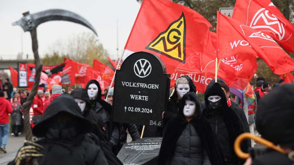 Volkswagen workers head towards strikes from December [Video]