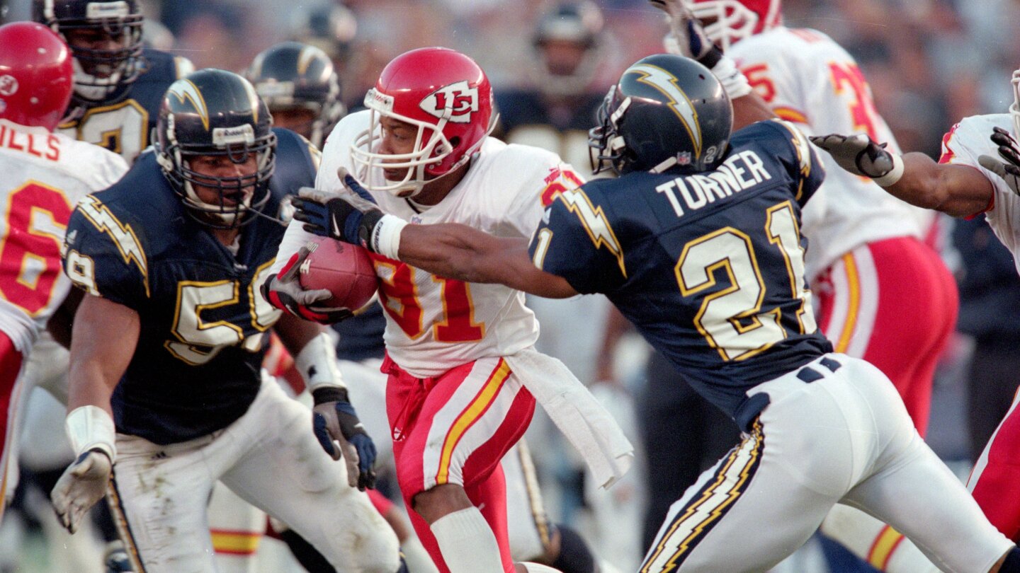 Former NFL player Scott Turner has been nominated to be HUD secretary [Video]