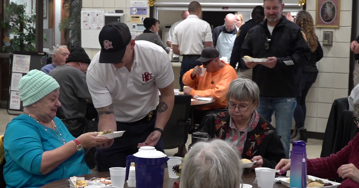 First responders serve a Thanksgiving feast for seniors | News [Video]