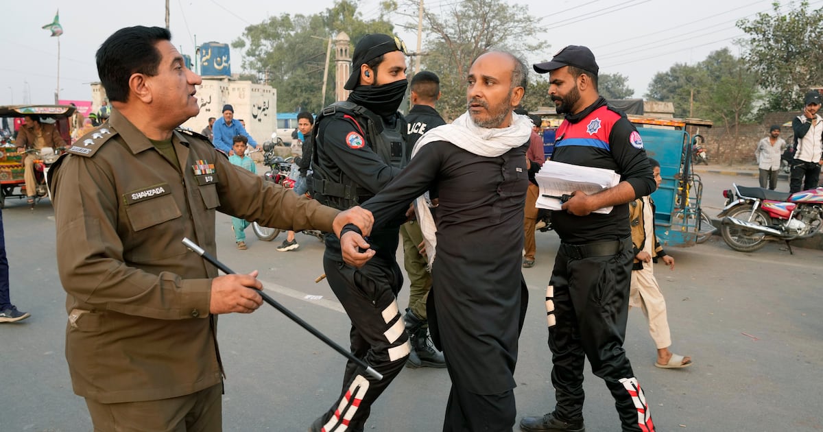 Pakistani police arrest thousands of Imran Khan supporters ahead of rally in the capital  WSOC TV [Video]