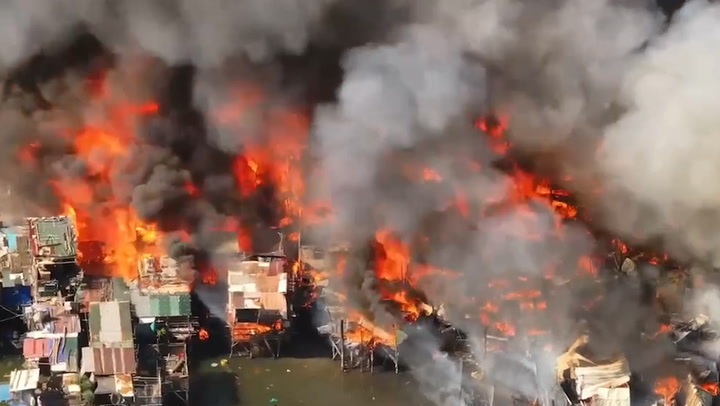 Massive fire destroys dozens of homes on Manila port | News [Video]