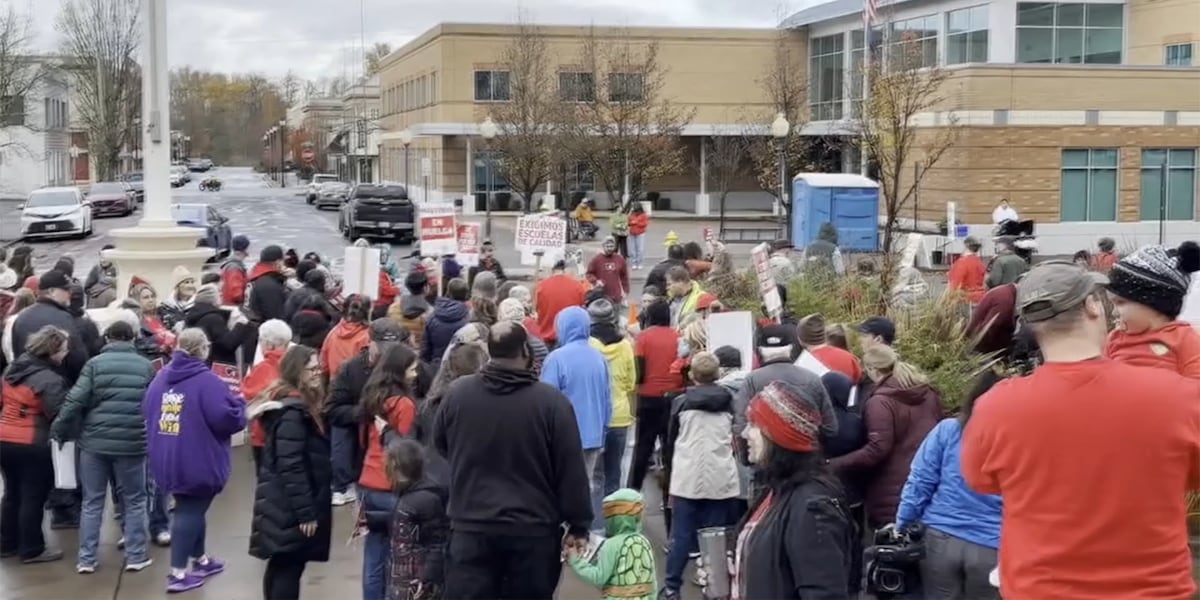 Albany teachers, parents rally for smaller class sizes after 2nd week of strike [Video]