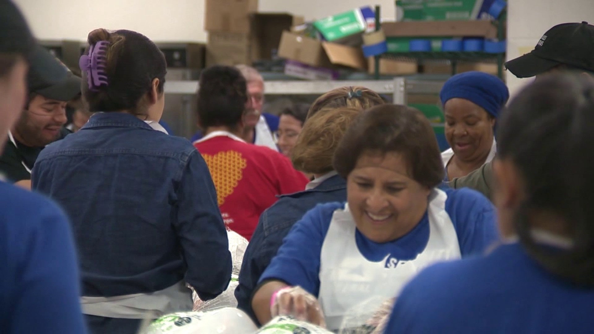 Volunteers for Raul Jimenez Thanksgiving Dinner prepare to feed thousands of people [Video]