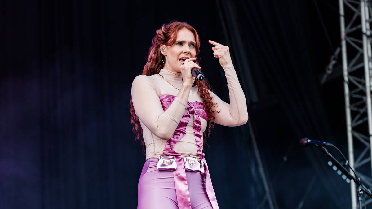 Kate Nash defends Butts For Tour Buses OnlyFans: “Honestly I’m such a legend for this” [Video]