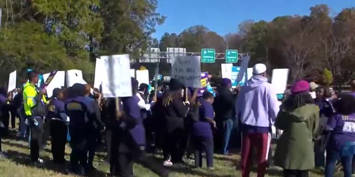 Workers at Charlotte Douglas airport go on strike days before Thanksgiving [Video]