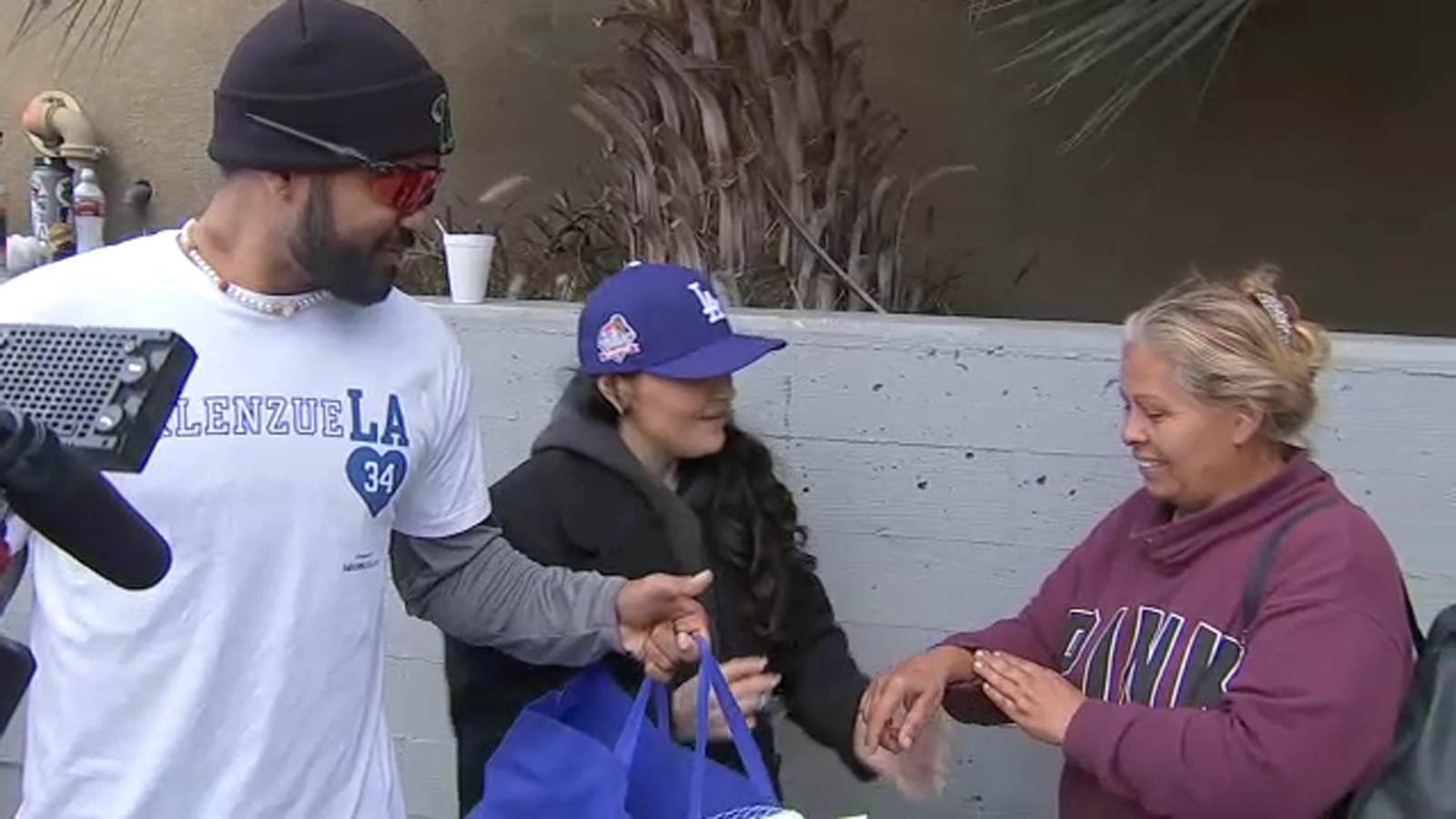 Family of Fernando Valenzuela hosts turkey giveaway in Boyle Heights [Video]