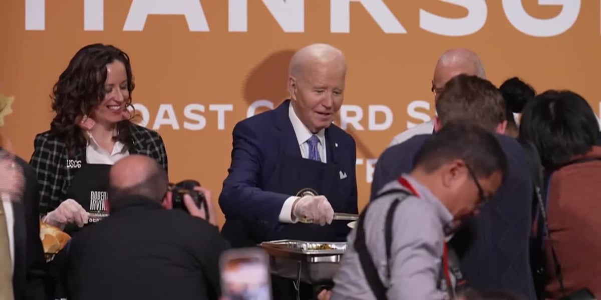 Bidens serve food at Friendsgiving event [Video]