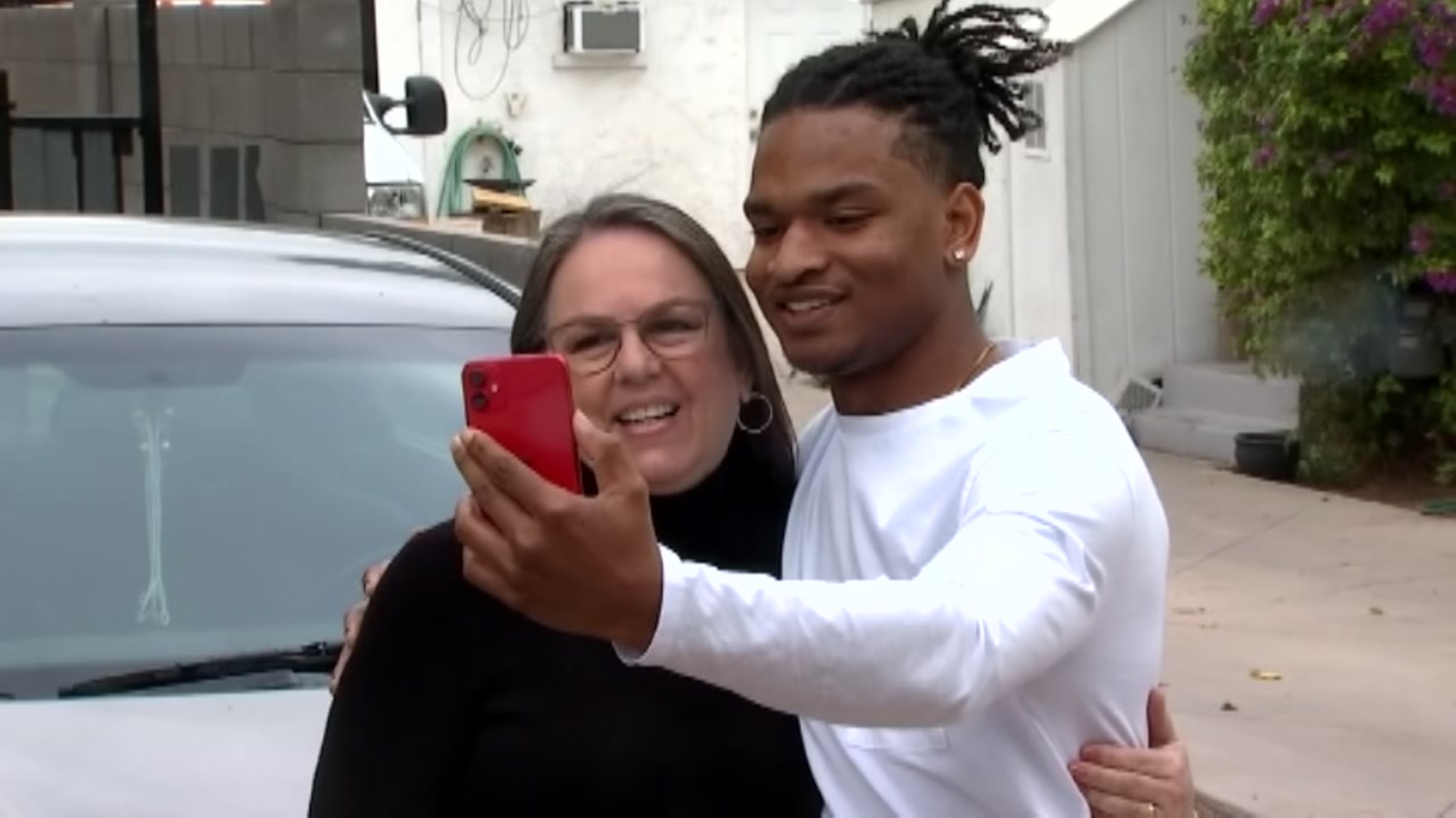 Thanksgiving tradition: Grandma and man she accidentally texted to reunite for 9th Thanksgiving tradition [Video]