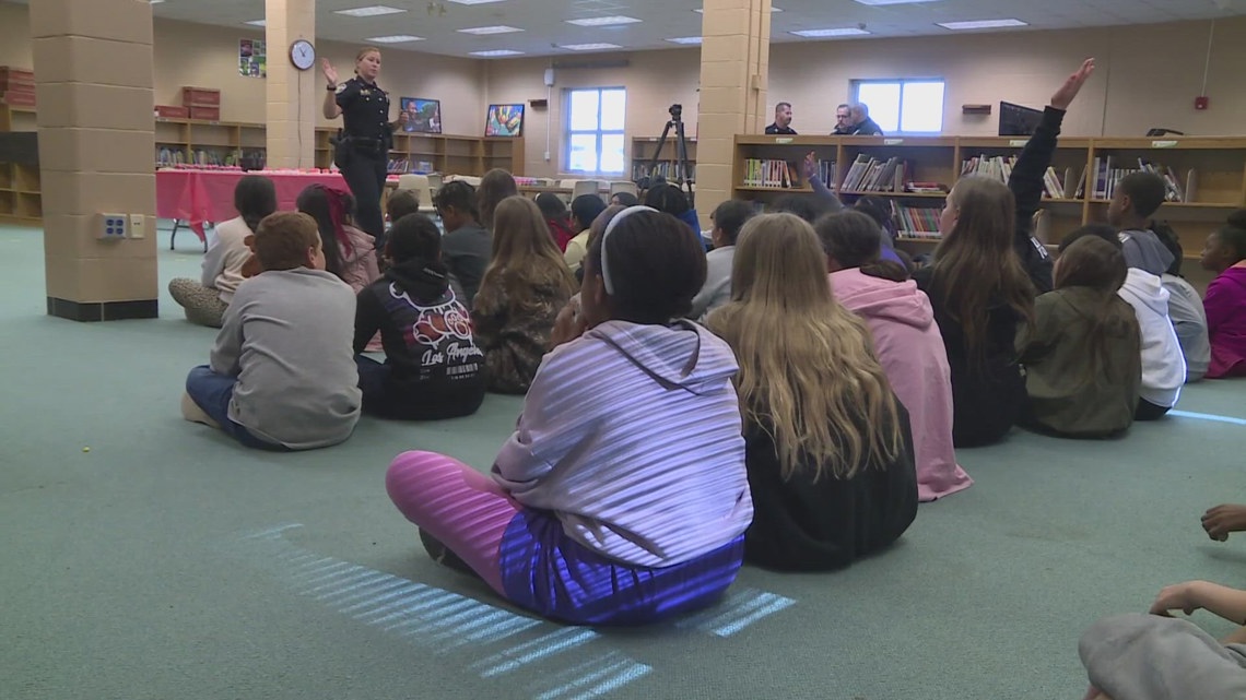 JCPS students take lessons on gang resistance in GREAT program [Video]