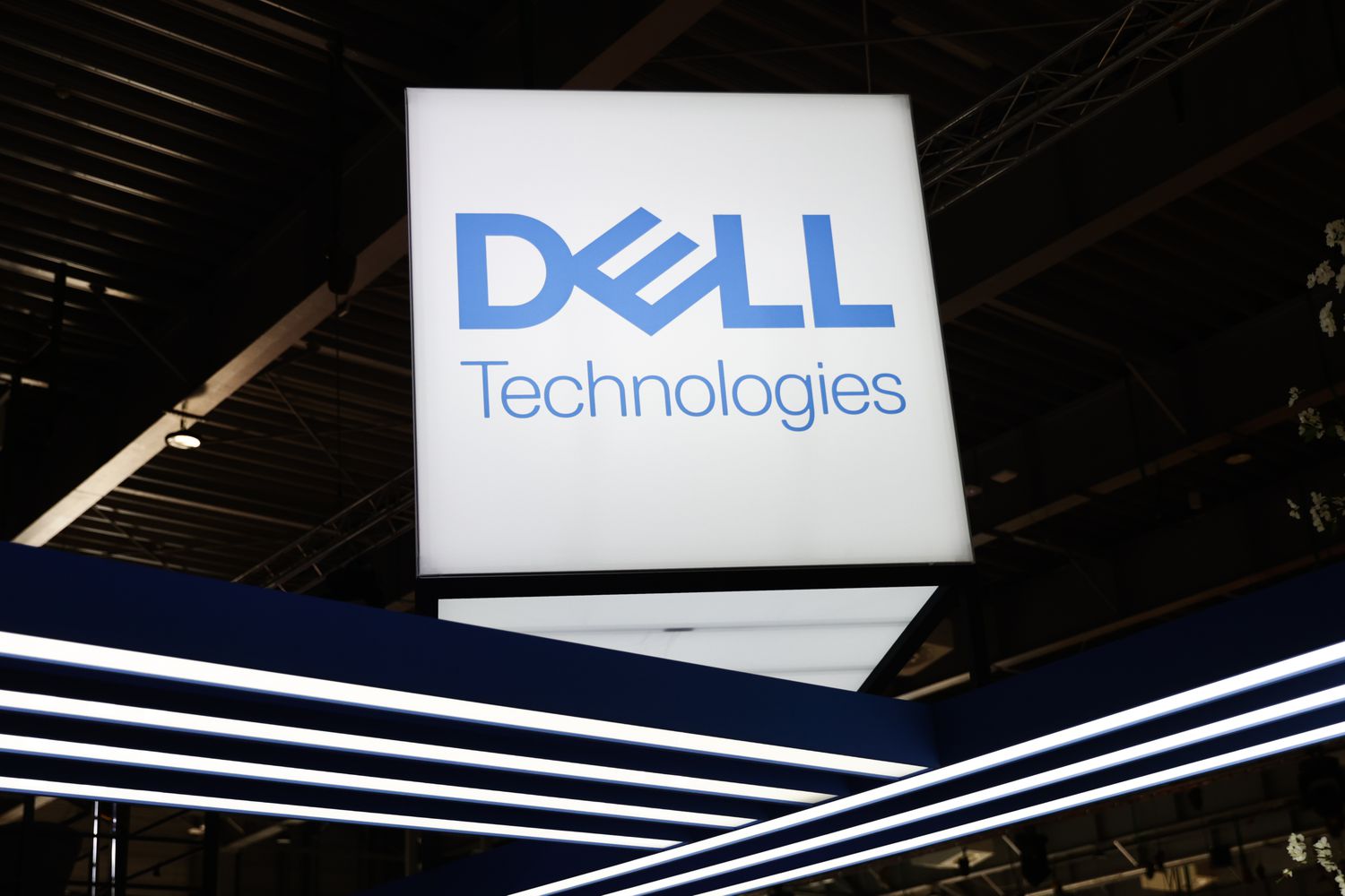 Dell Stock Slides After Revenue Falls Short of Estimates [Video]