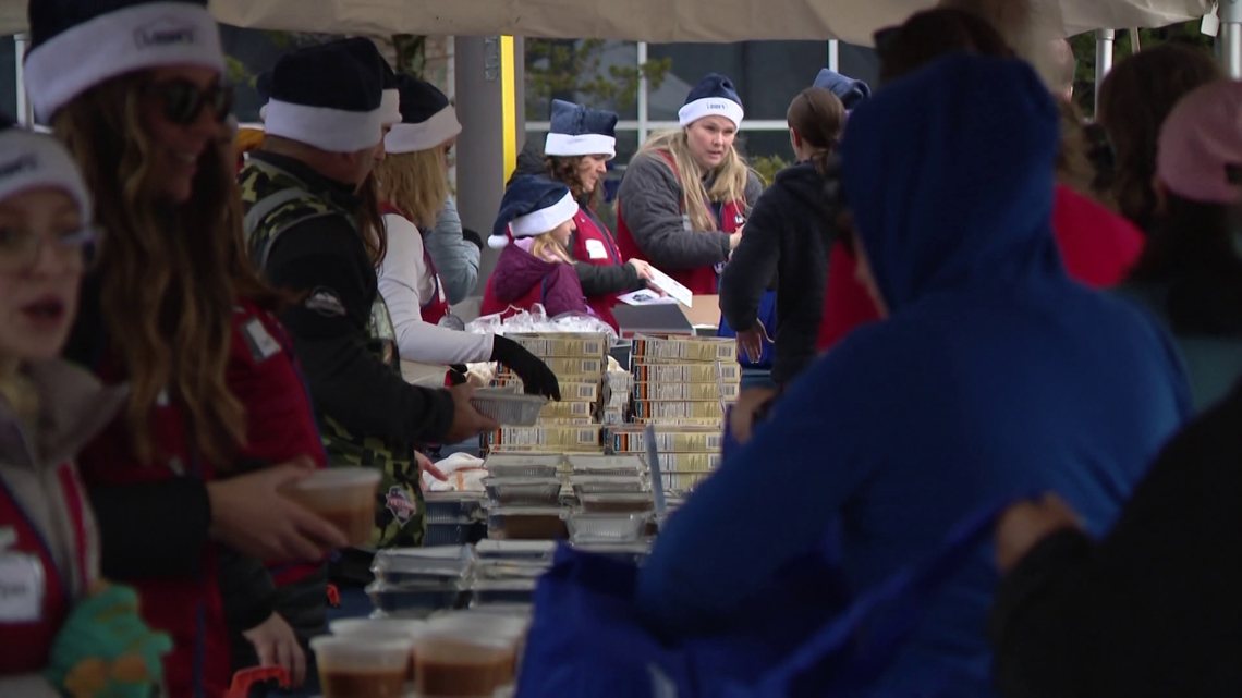 Lowe’s, western NC restaurants pass out Thanksgiving meals [Video]