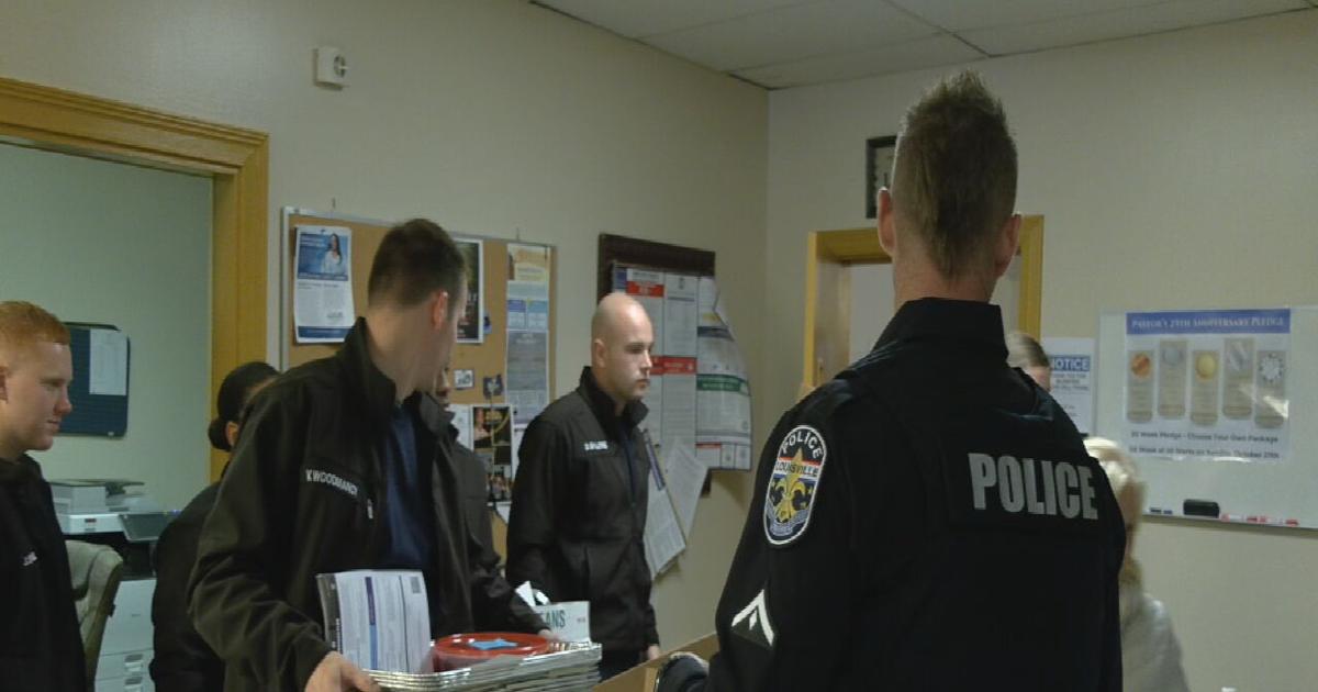 Louisville police officers deliver Thanksgiving dinners to hundreds | News from WDRB [Video]