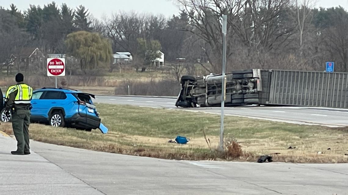 Maxwell, Iowa: NE Hubbell Ave. partially closed due to crash [Video]