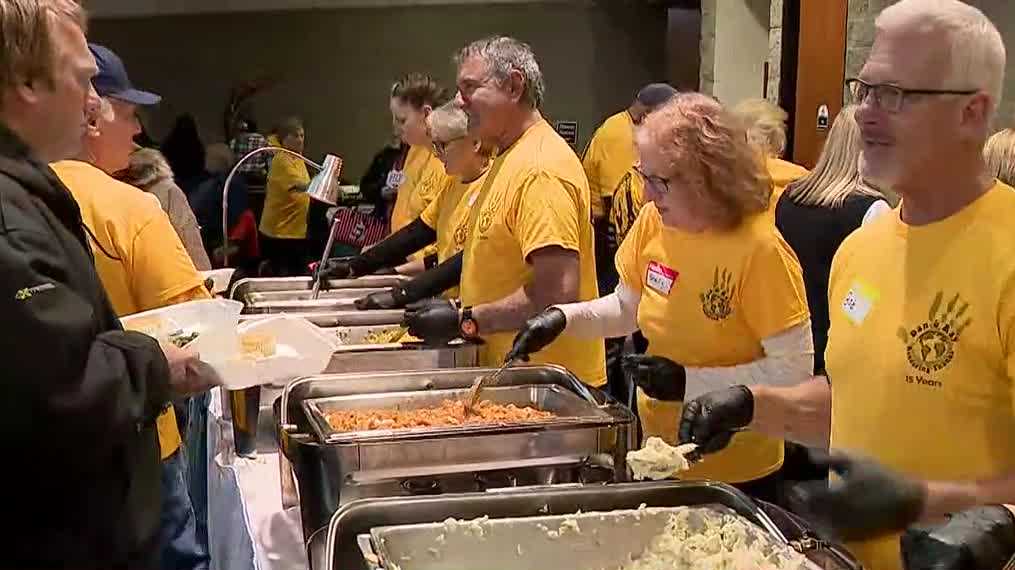 Thousands enjoy free meal at Dan & Ray’s Thanksgiving feast [Video]