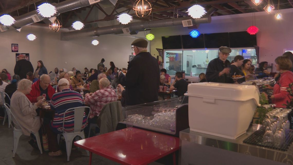 StrEATERY feeds Louisville families a hot meal for Thanksgiving [Video]